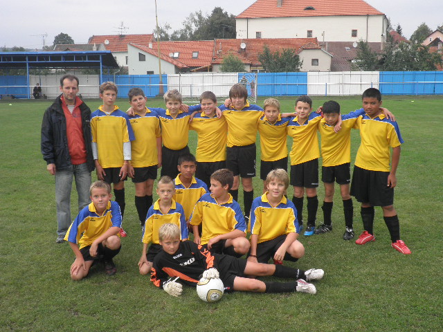 mladsi zaci se Stranim.JPG
